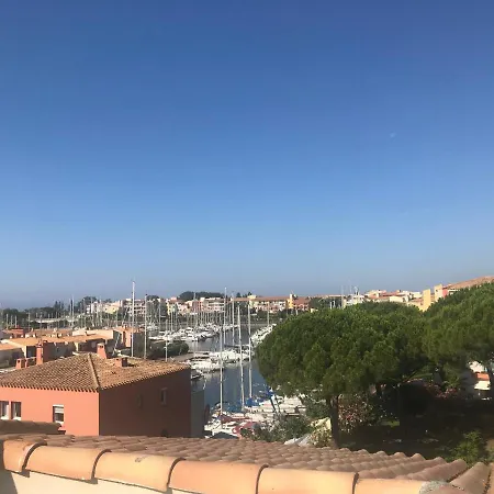 Duplex Meuble Avec Terrasse Dans Avec Piscine